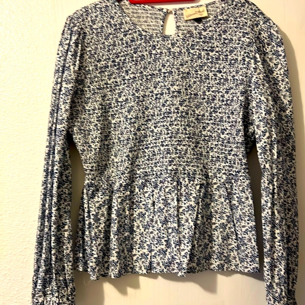 Brand new. Universal Thread long sleeve crop top. Elastic stretch across bust
